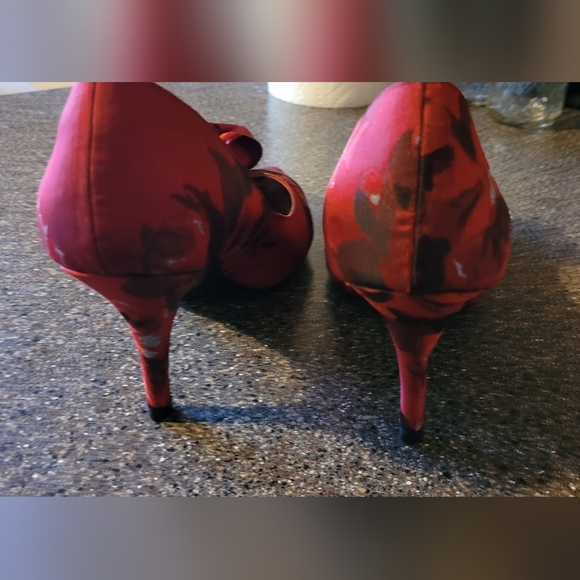 $160 Women's White House Black Market Red Floral Rose Adorned Heels Size 8M EUC! - Picture 2 of 10